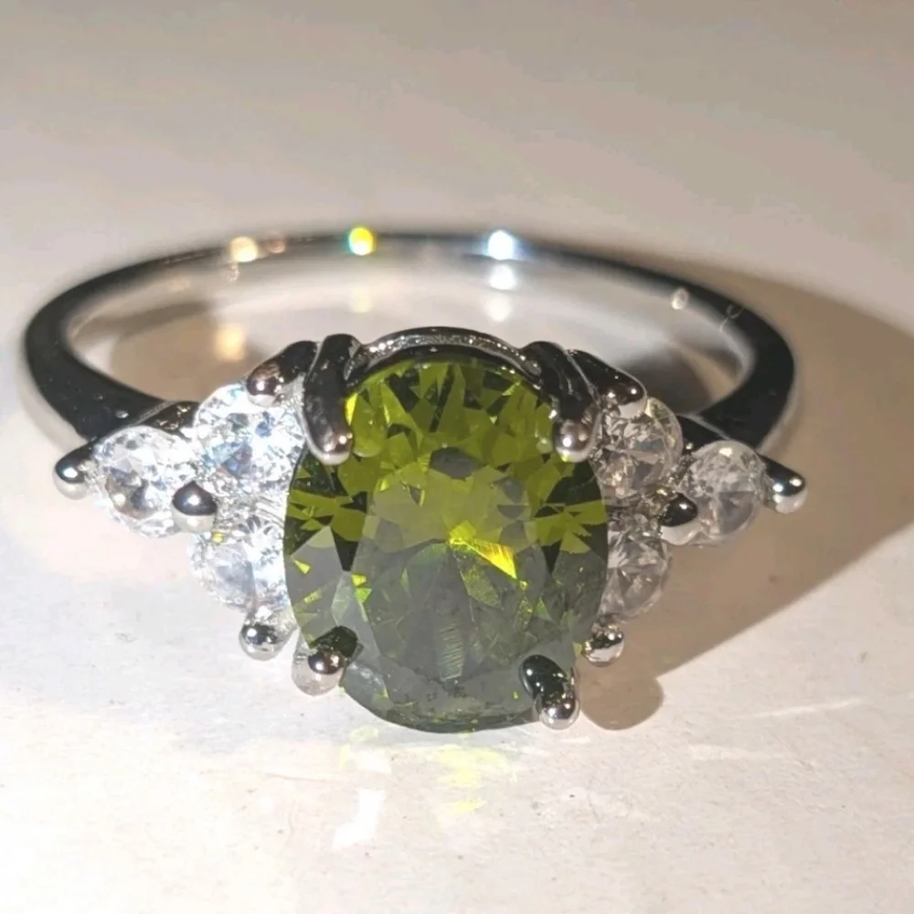 925 Dazzling 8 Ct Brilliant Cut olive green Gem Stone Engagement Ring Sz 10
